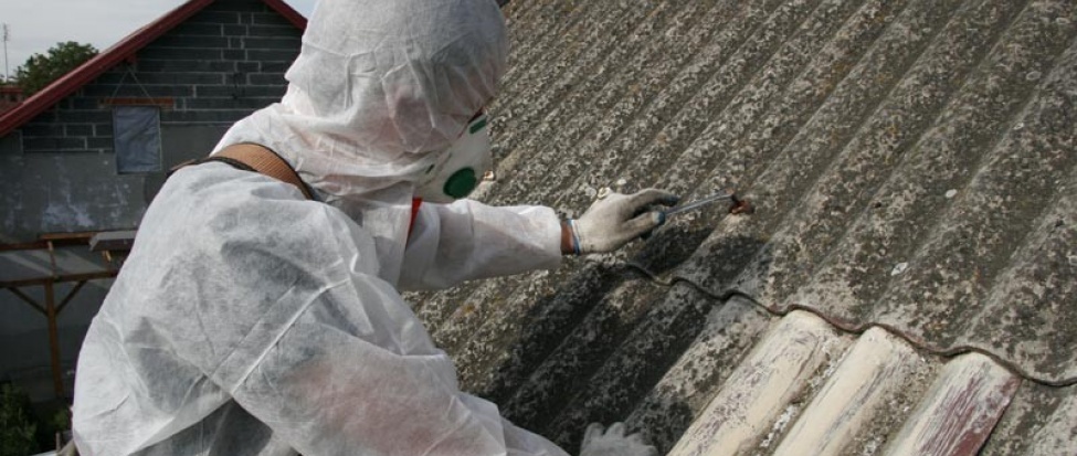 Obrazek przedstawiający człowieka usuwającego azbest