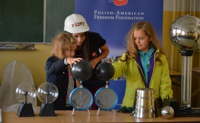 Obrazek przedstwiający uczniów wykonujących eksperymenty